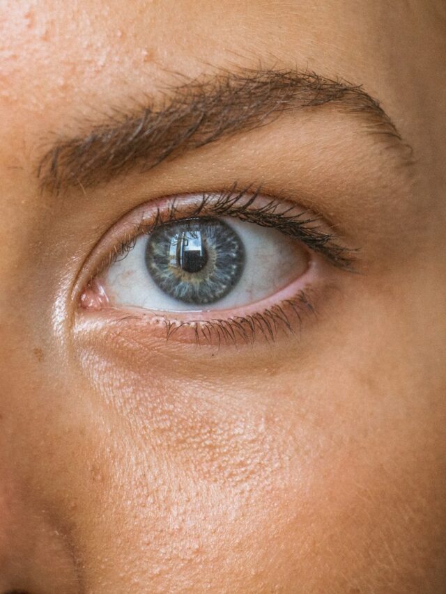 close-up photo of persons eye